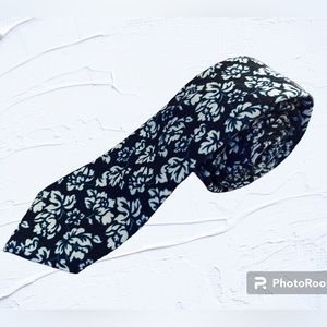 Men’s Blue Floral Skinny Necktie from The Tie Bar